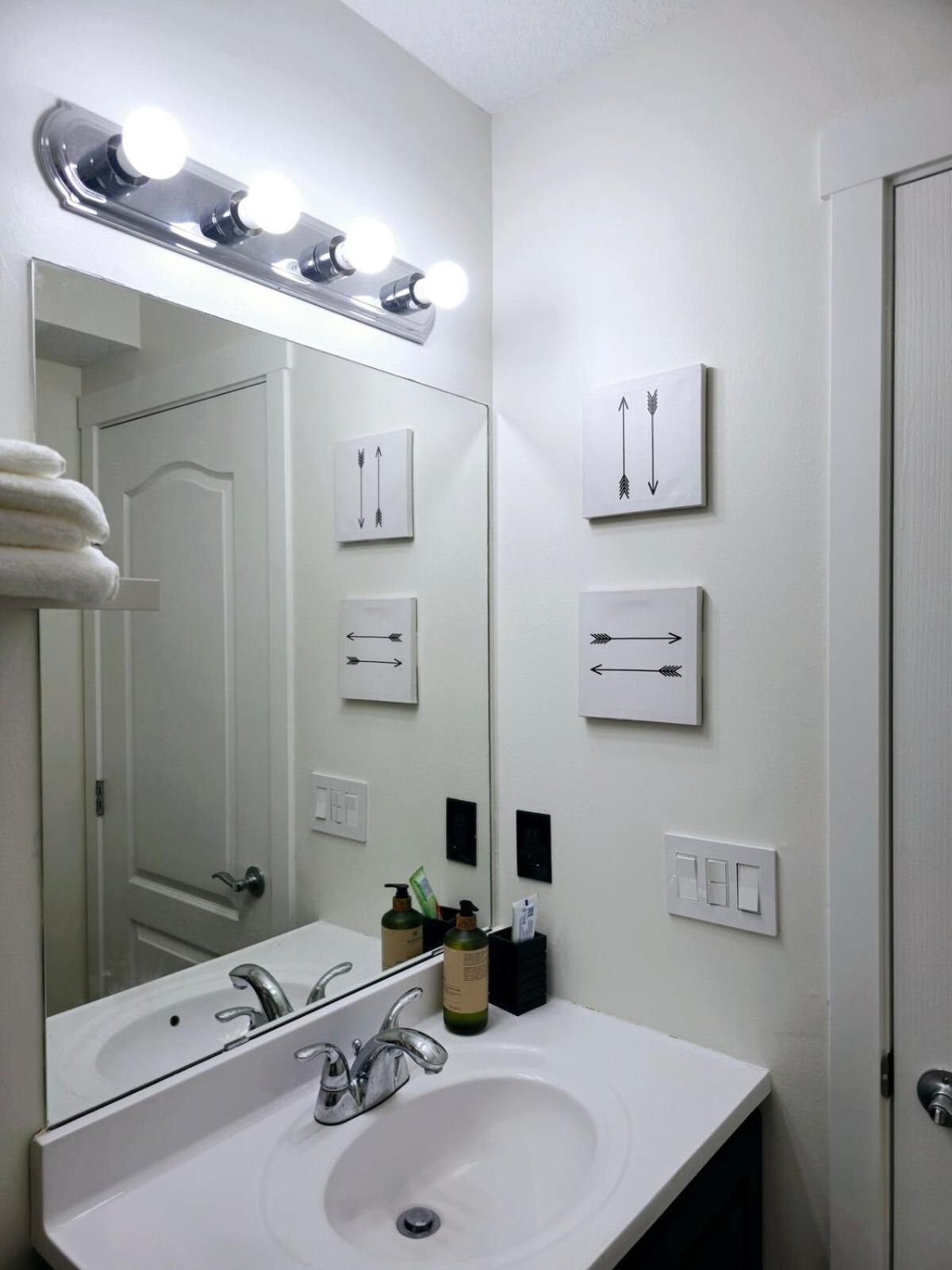 Cozy & Spacious 1-bedroom Sw Near Sprucemeadows *