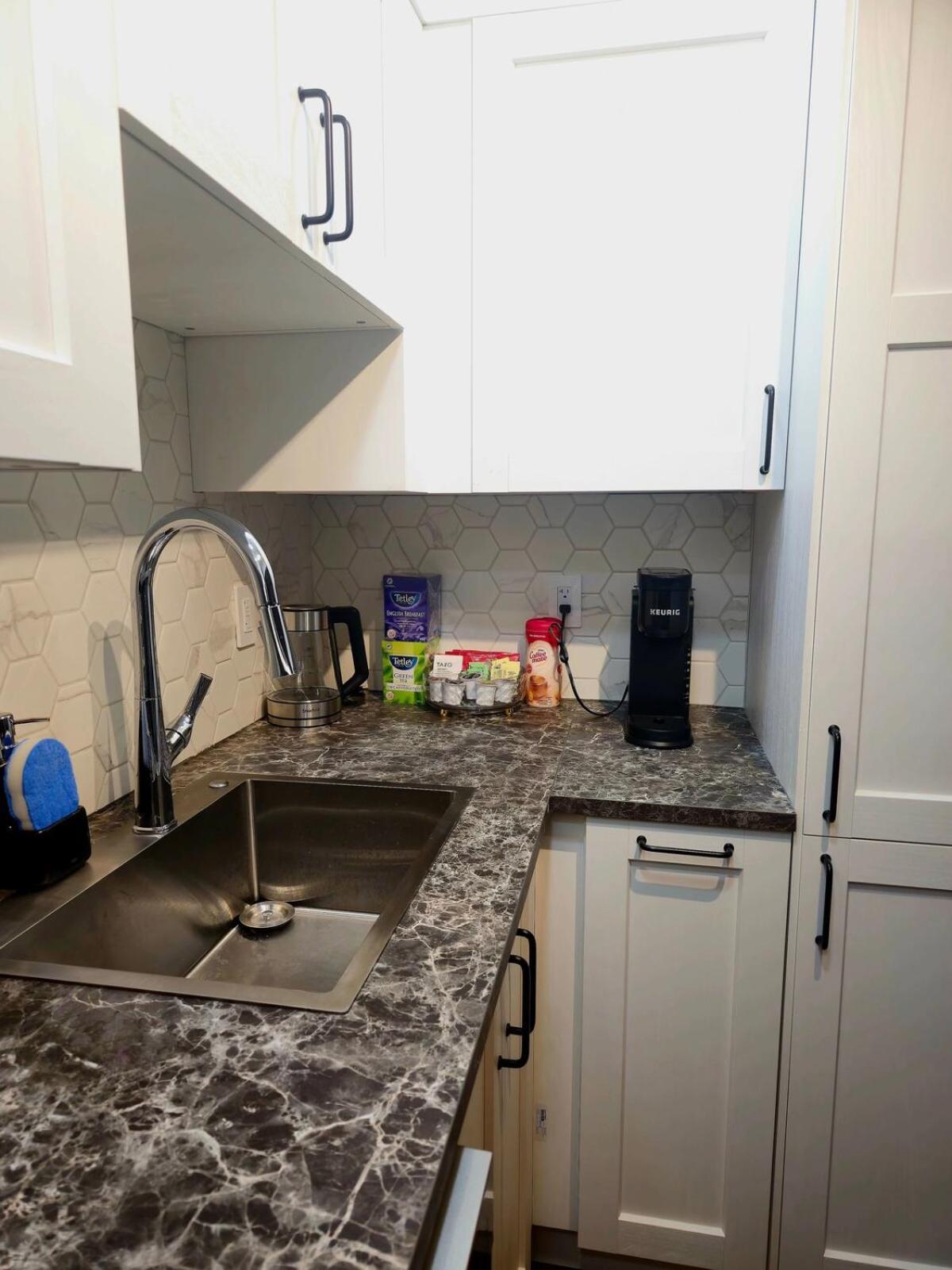 Apartment Cozy & Spacious 1-bedroom Sw Near Sprucemeadows Calgary
