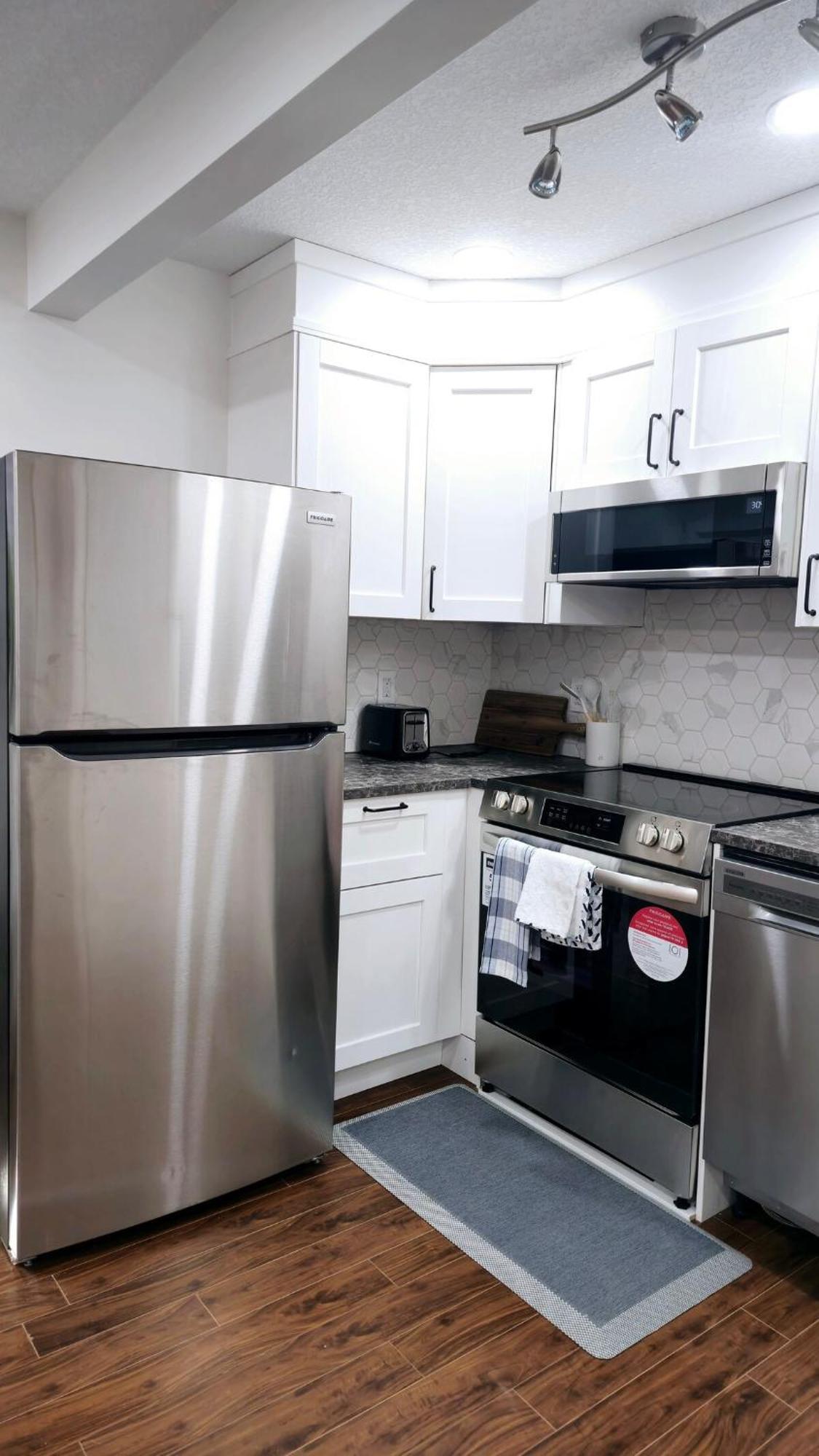 Cozy & Spacious 1-bedroom Sw Near Sprucemeadows Apartment *